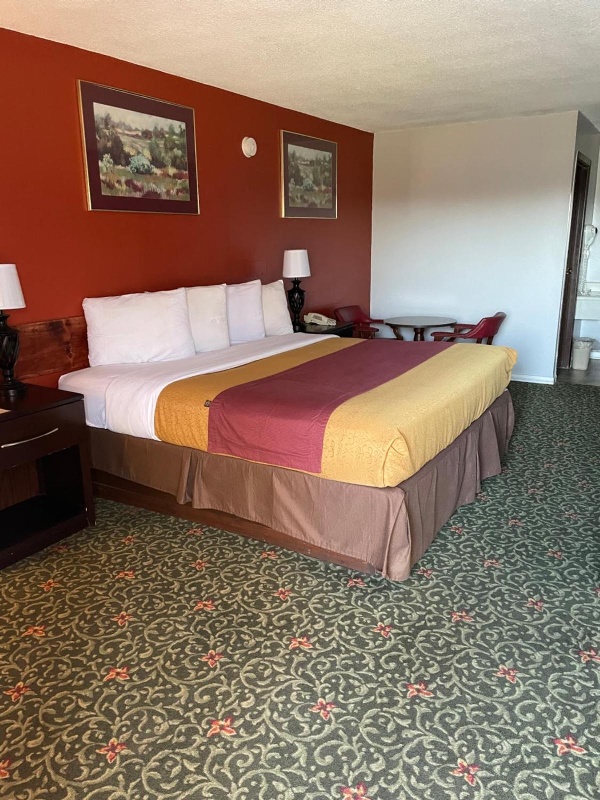 Budget Host Inn image 7